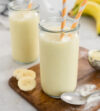 Ein Glas Vanille Milchshake mit Kaba Banane